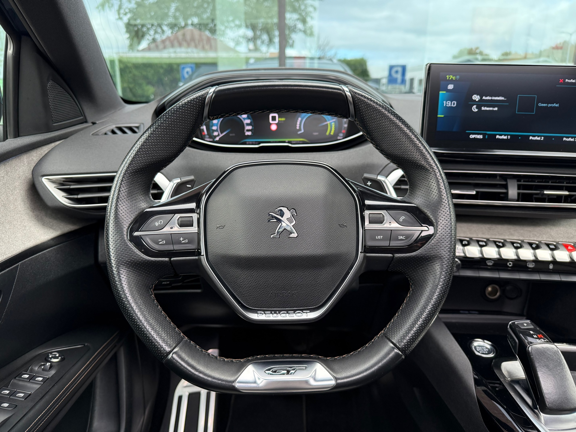 48374077-25.jpg