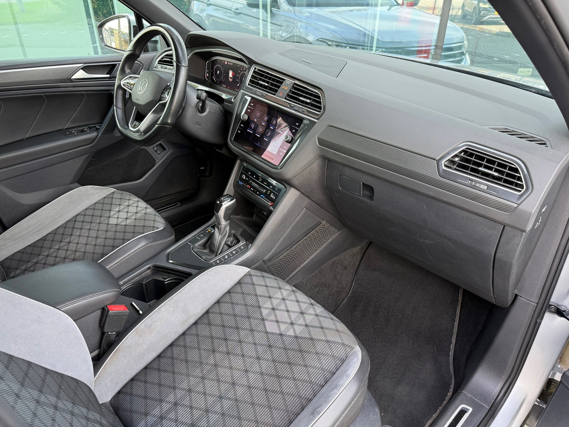 48648060-17.jpg